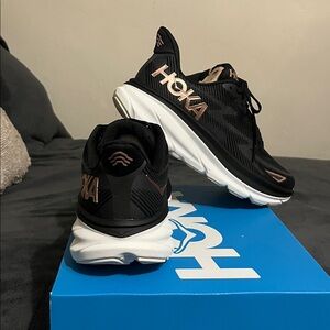 New never worn Hoka Women’s 8B Clifton 9 Sneakers Black & Rose Gold Hoka Accents
